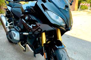 BMW R 1250 RS in versione Triple Black