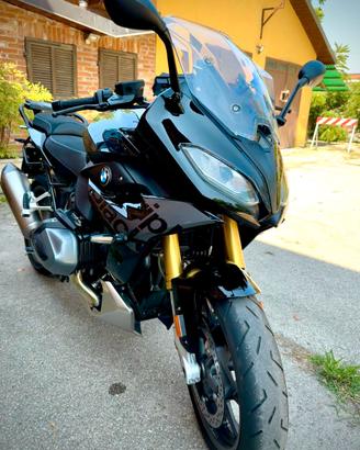 BMW R 1250 RS in versione Triple Black