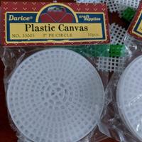 2 cf. plastic Darice Plastic Canvas x lavoretti