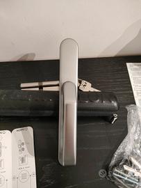 Maniglia per porta assemblaggio 