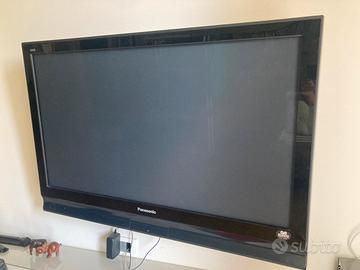 Televisore 42 pollici con Fire TV e staffa muro