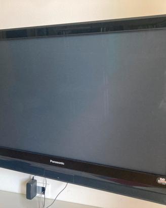 Televisore 42 pollici con Fire TV e staffa muro