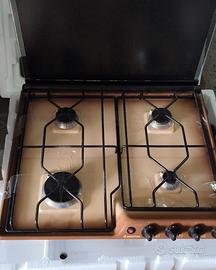 Piano cottura Ariston.