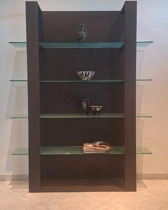 Libreria in legno moro e grandi ripiani in vetro