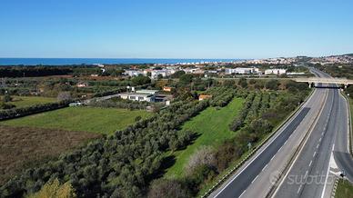 Terreno con annesso vicino mare