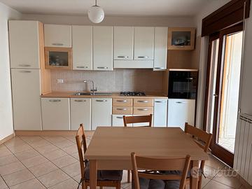 cucina completa con elettrodomestici