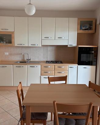 cucina completa con elettrodomestici