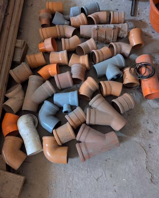 Lotto raccordi PVC scarico (30+ pezzi)