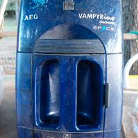 Aspirapolvere AEG con ruote accessori e troller