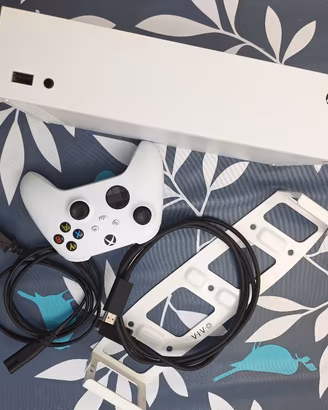 Xbox serie S 512 gb con accessori e staffa da muro