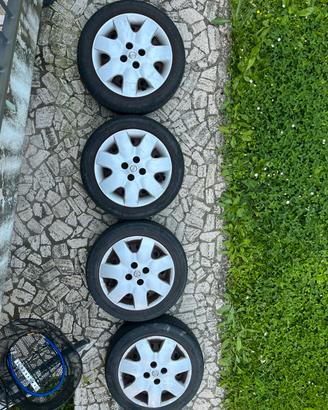 Gomme + cerchi in ferro + copricerchi Nissan Micra