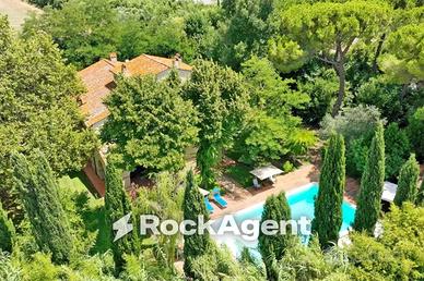 Villa di 625 m² con più di 5 locali e box auto dop