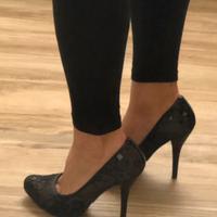 Scarpe nere in paillettes e pizzo