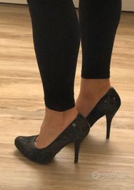 Scarpe nere in paillettes e pizzo