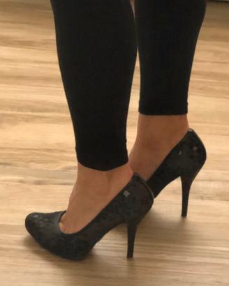 Scarpe nere in paillettes e pizzo