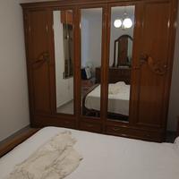 Camera da letto con comodini, comò e letto