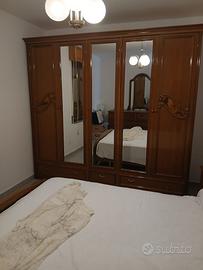 Camera da letto con comodini, comò e letto