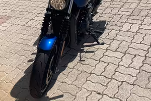 Moto Harley -Davidson Street 750 blu.