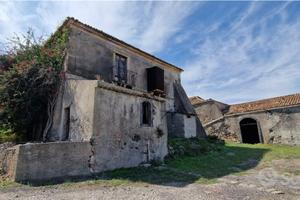 Antico casale con 15.000mq di terreno Calatabiano