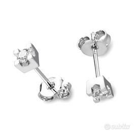 Orecchini punto luce 0,19