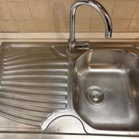 Lavello cucina a una vasca con rubinetto