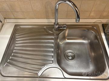 Lavello cucina a una vasca con rubinetto