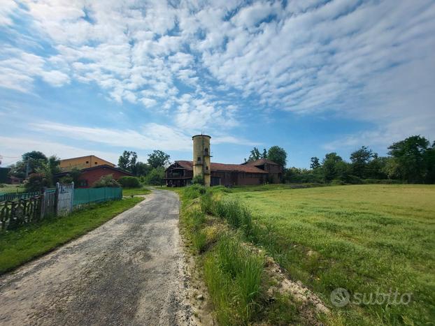 Santhià vc cascinale con terreno per agriturismo