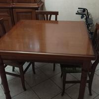 Vetrina (vuota) con tavolo e 4 sedie