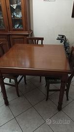 Vetrina (vuota) con tavolo e 4 sedie