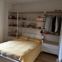 armadio a giorno e letto matrimoniale con vano