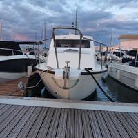 Barca a motore cabinato