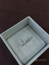 Anello trilogy in oro bianco 18kt con brillanti