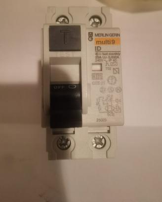 MERLIN GERIN 23009 Interruttore differenziale
