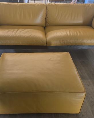 Divano lineare  della Cassina in pelle colore nabu