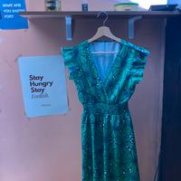 Vestito con fantasie e fiori