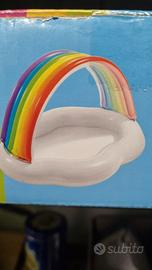 Piscina gonfiabile con arcobaleno