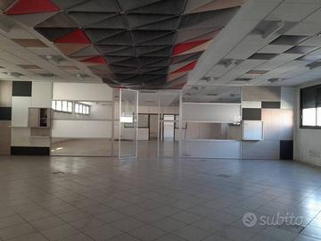 Immobile di 370 m² con 3 locali a Casalecchio di R