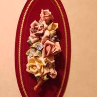 Fiori in porcellana su velluto da appendere