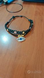 bracciali e collane a mano