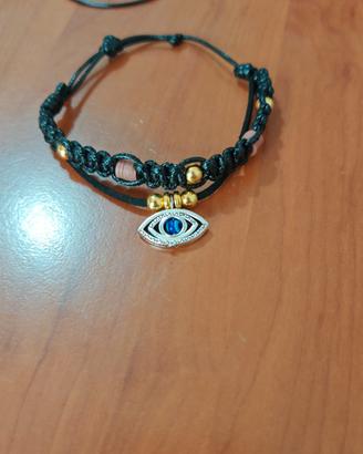 bracciali e collane a mano