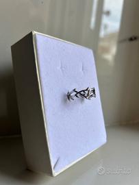 Anello argento con design di delfini intrecciati