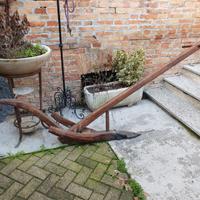 Antico Aratro in Legno con Vomere in Ferro battuto
