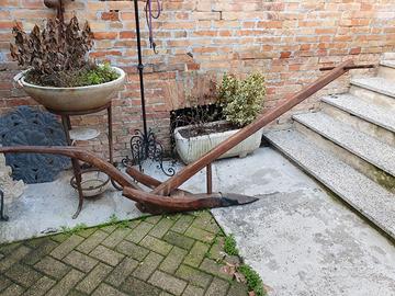 Antico Aratro in Legno con Vomere in Ferro battuto