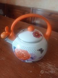 bollitore con fiori e farfalle