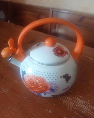 bollitore con fiori e farfalle
