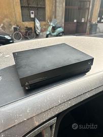 Microsoft Xbox One X console nera