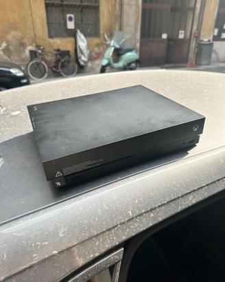 Microsoft Xbox One X console nera