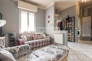 Trilocale con veranda e balcone in contesto bifami