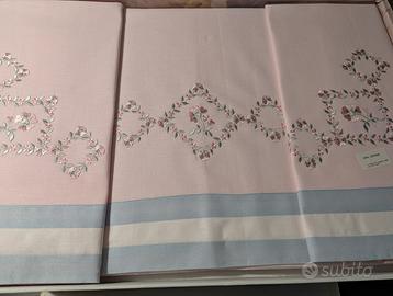 corredo 4 lenzuola, 1 copriletto, 1 tovaglia