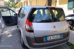 autovettura marca Renault modello Scenic versione